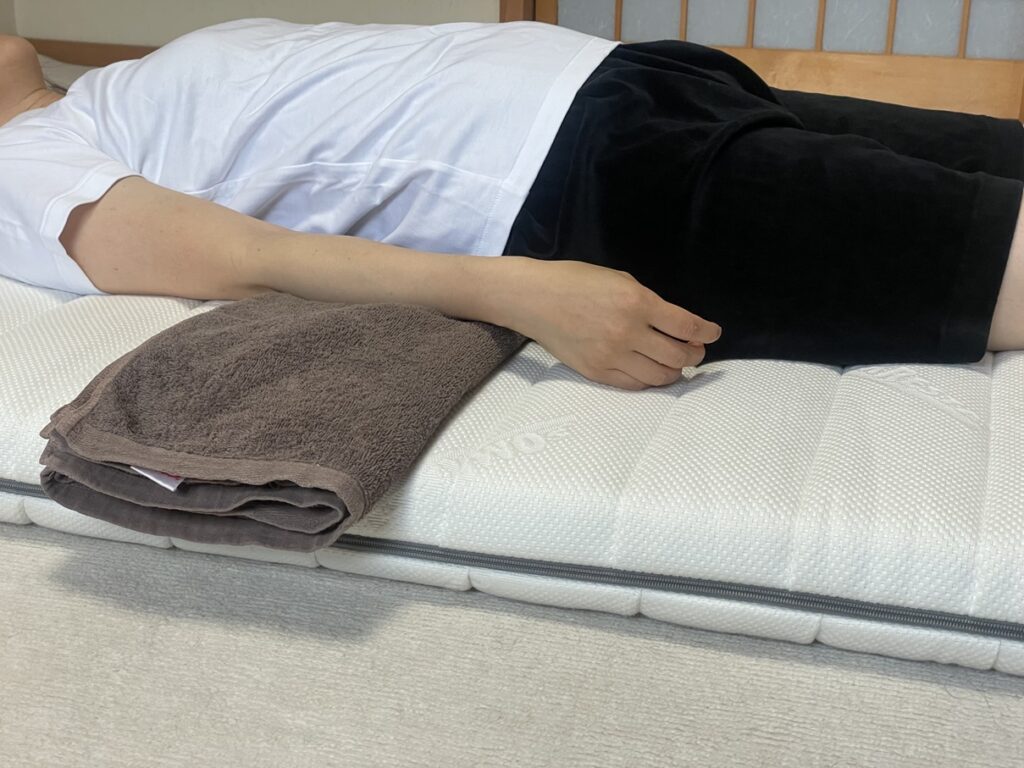 仰向け寝でタオルを敷く方法