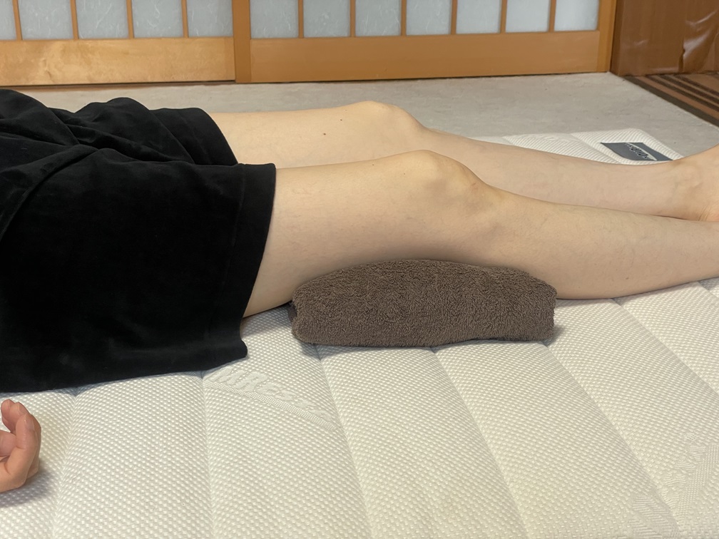 膝の下にタオルを敷く(仰向け寝)