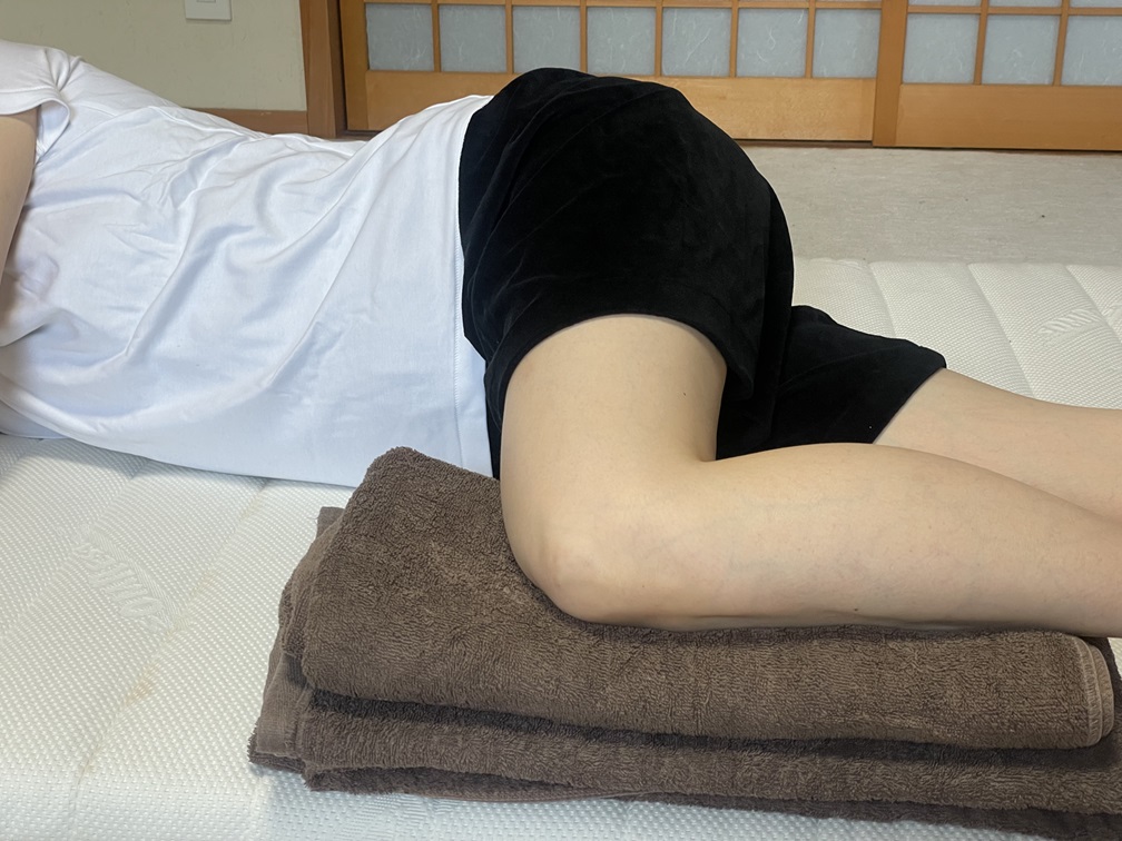 膝の下にタオルを敷く(横向き寝)