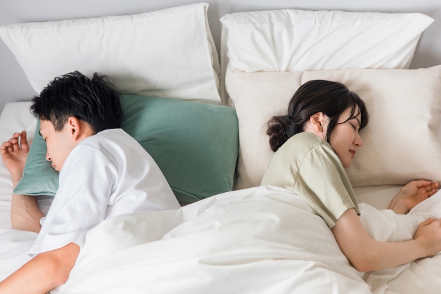 大人で全く寝返りをしないのは普通?柔道整復師が回答