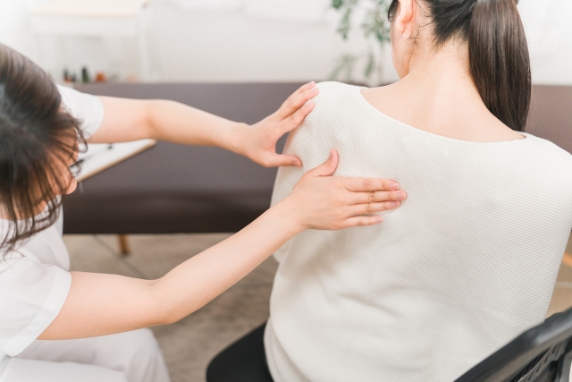 肩甲骨の左側に突然寝違えたような痛みの症状と対策